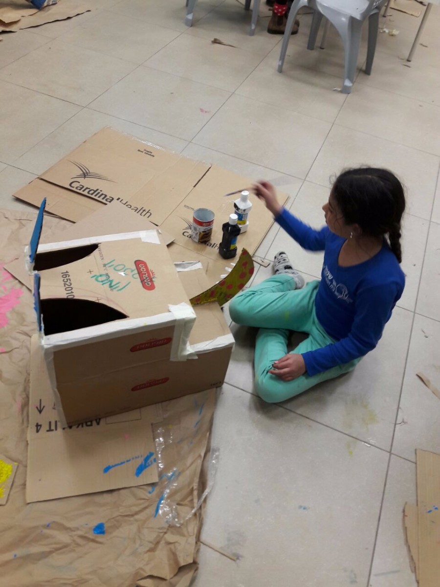 סדנא להכנת בובות קרטון בהנחיית אורלי וייסבורד