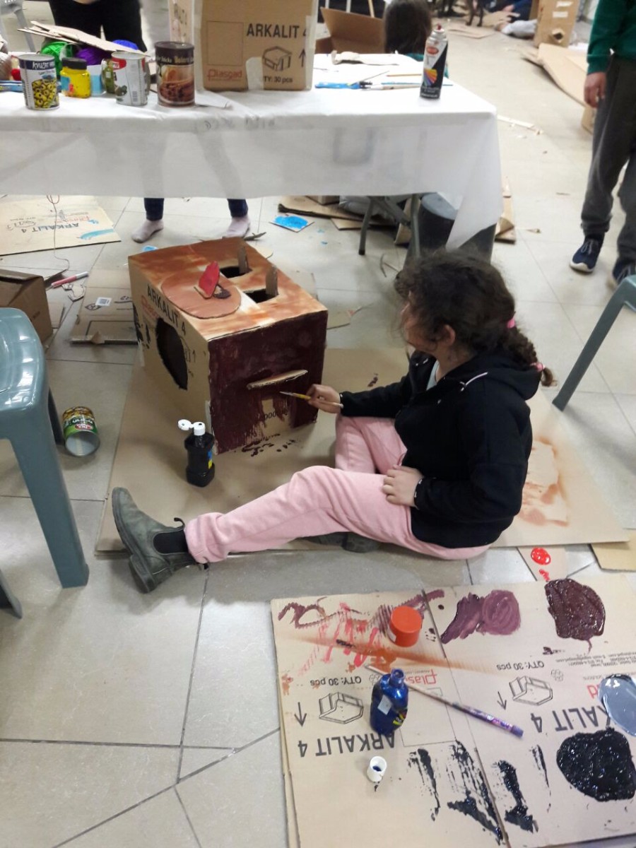 סדנא להכנת בובות קרטון בהנחיית אורלי וייסבורד