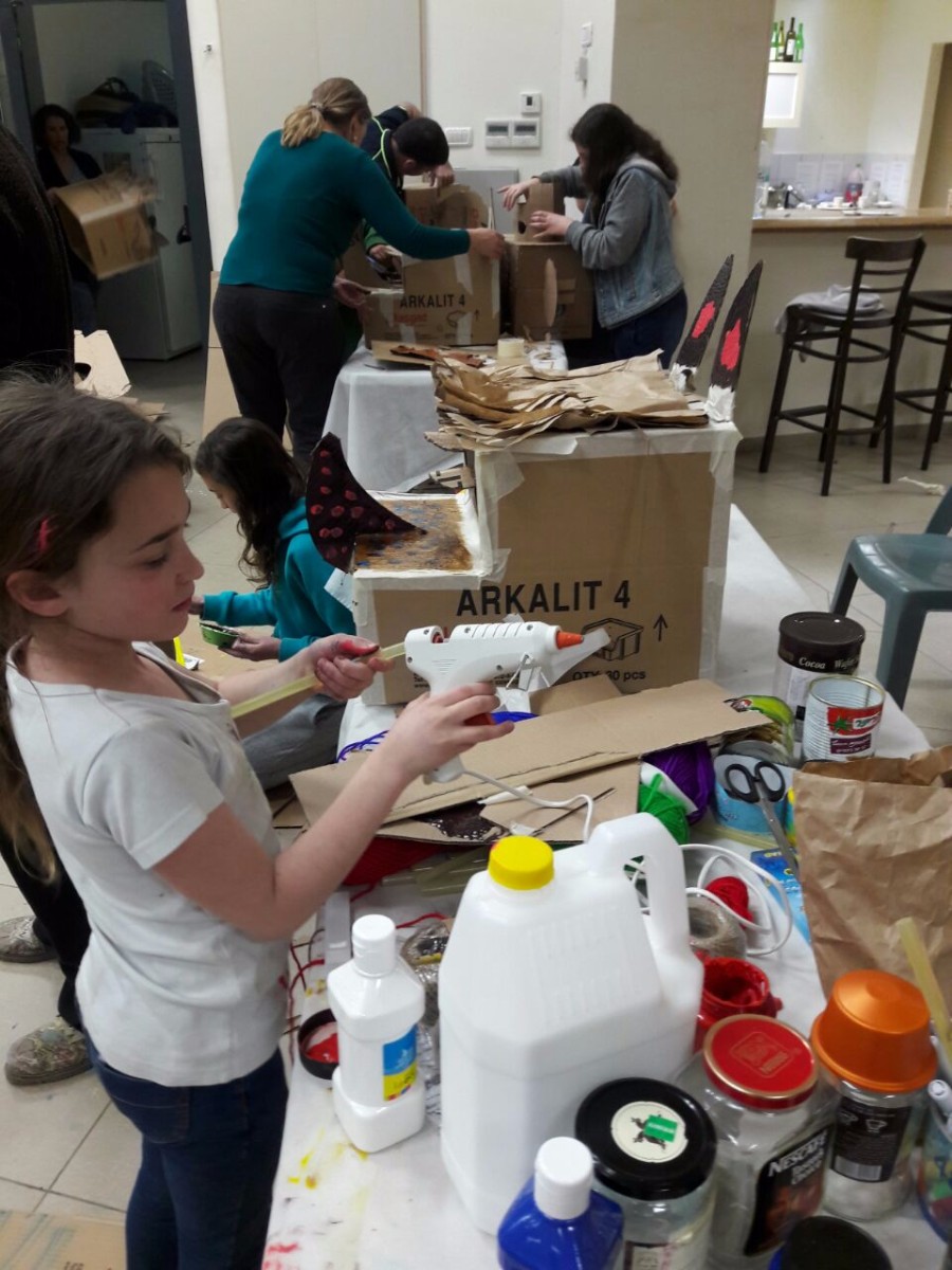 סדנא להכנת בובות קרטון בהנחיית אורלי וייסבורד