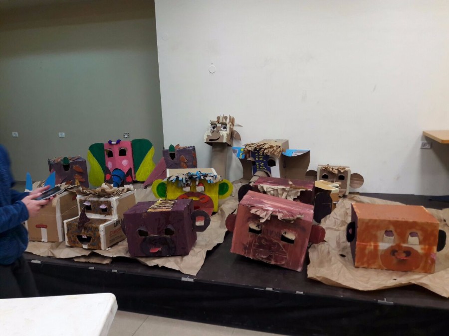 סדנא להכנת בובות קרטון בהנחיית אורלי וייסבורד