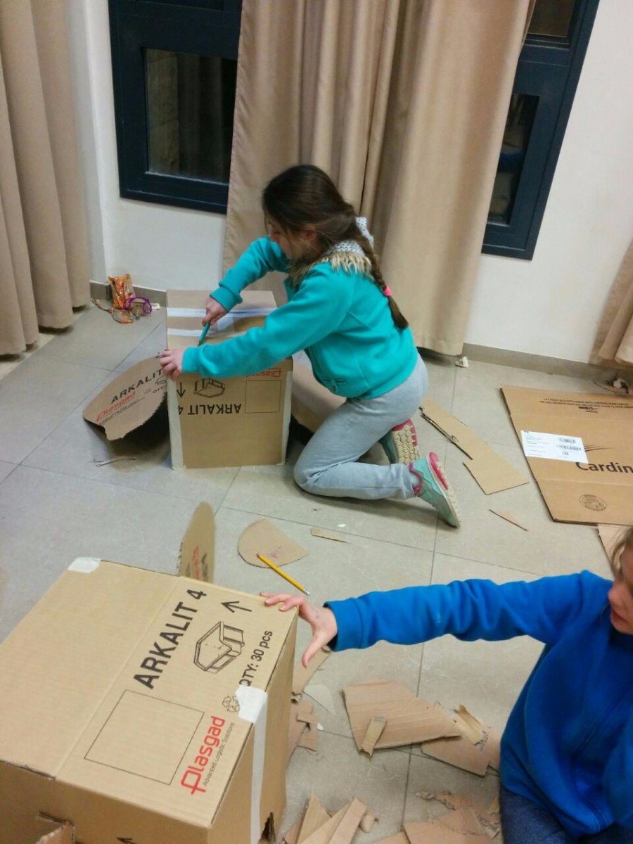 סדנא להכנת בובות קרטון בהנחיית אורלי וייסבורד