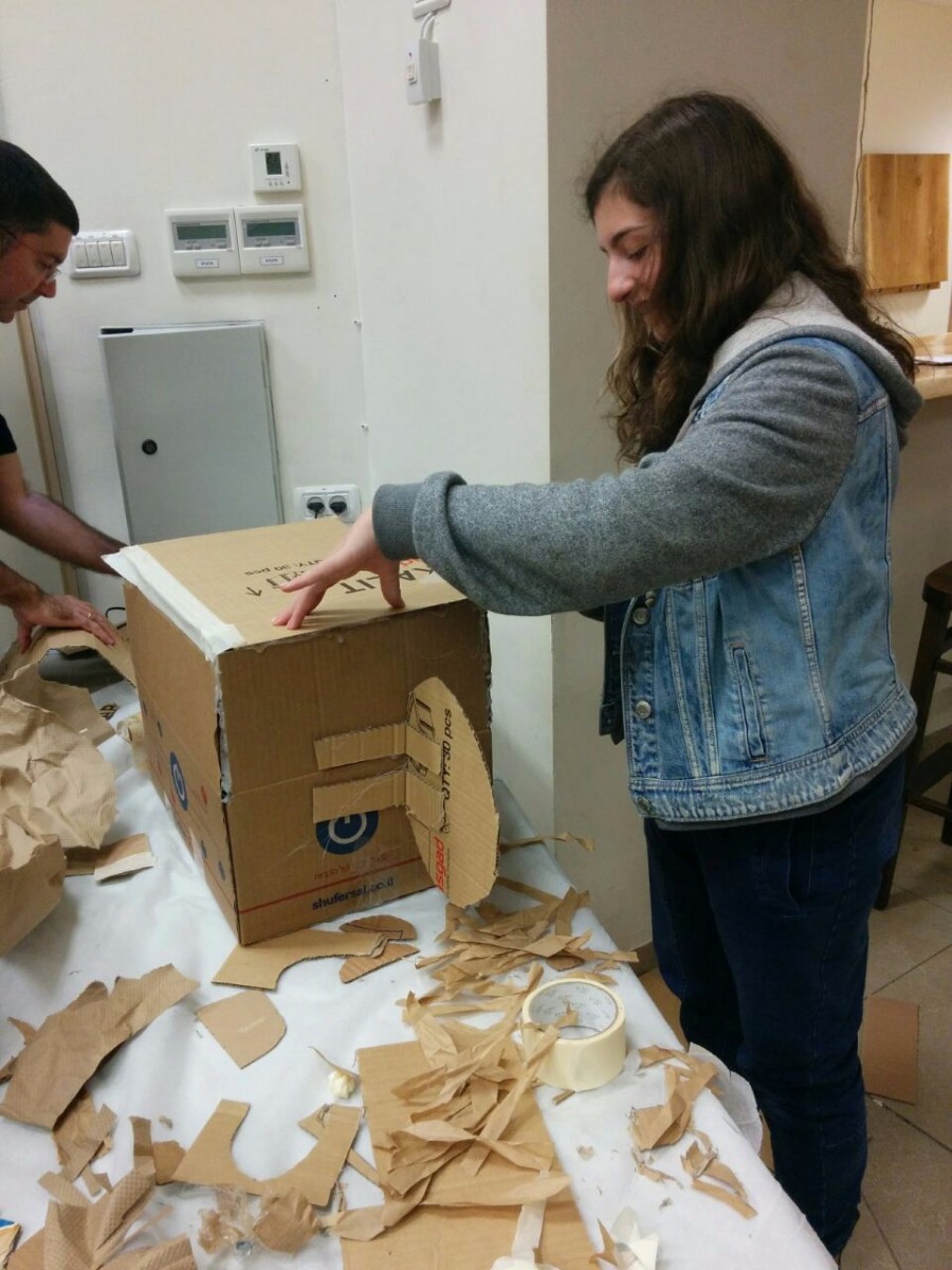 סדנא להכנת בובות קרטון בהנחיית אורלי וייסבורד