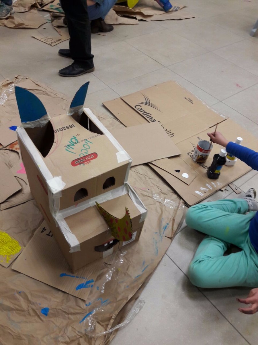 סדנא להכנת בובות קרטון בהנחיית אורלי וייסבורד