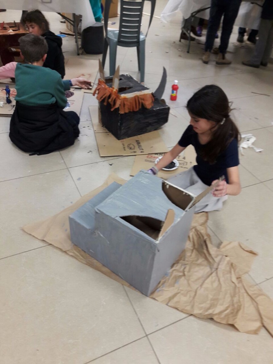 סדנא להכנת בובות קרטון בהנחיית אורלי וייסבורד