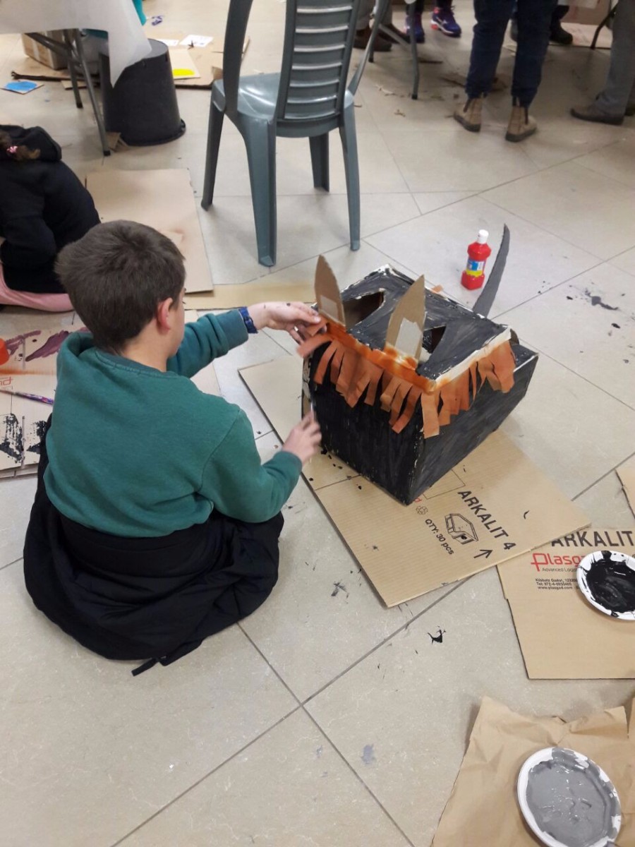 סדנא להכנת בובות קרטון בהנחיית אורלי וייסבורד