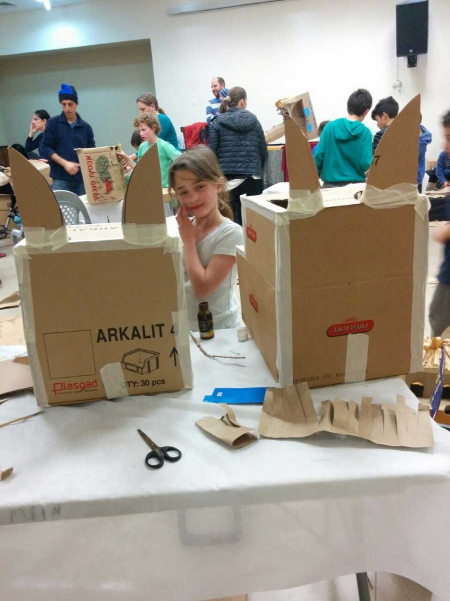 סדנא להכנת בובות קרטון בהנחיית אורלי וייסבורד