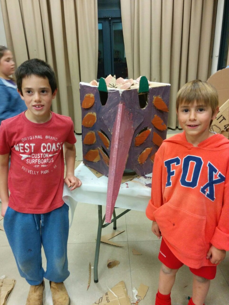 סדנא להכנת בובות קרטון בהנחיית אורלי וייסבורד