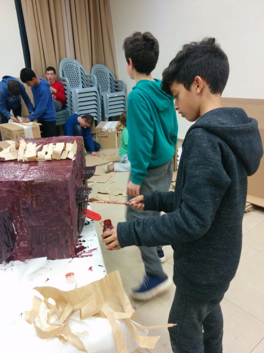 סדנא להכנת בובות קרטון בהנחיית אורלי וייסבורד