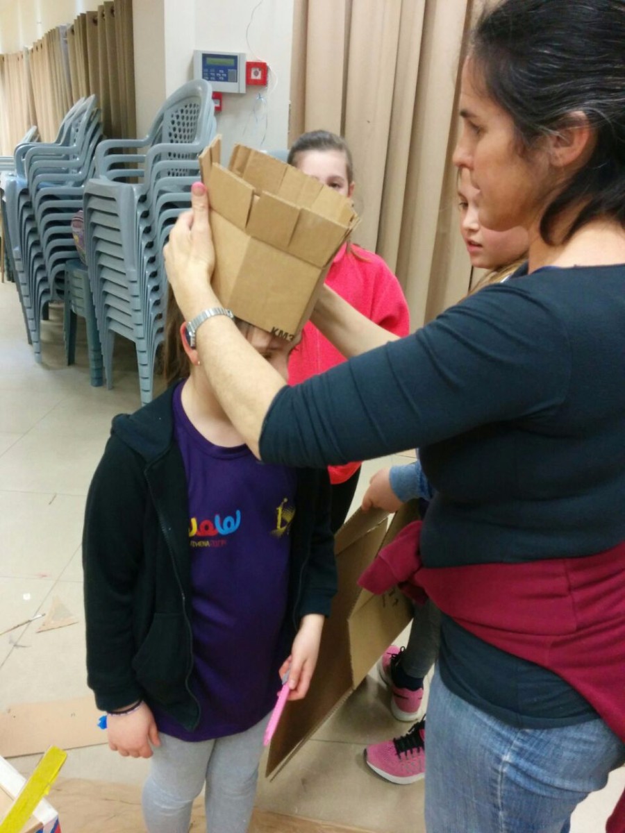 סדנא להכנת בובות קרטון בהנחיית אורלי וייסבורד