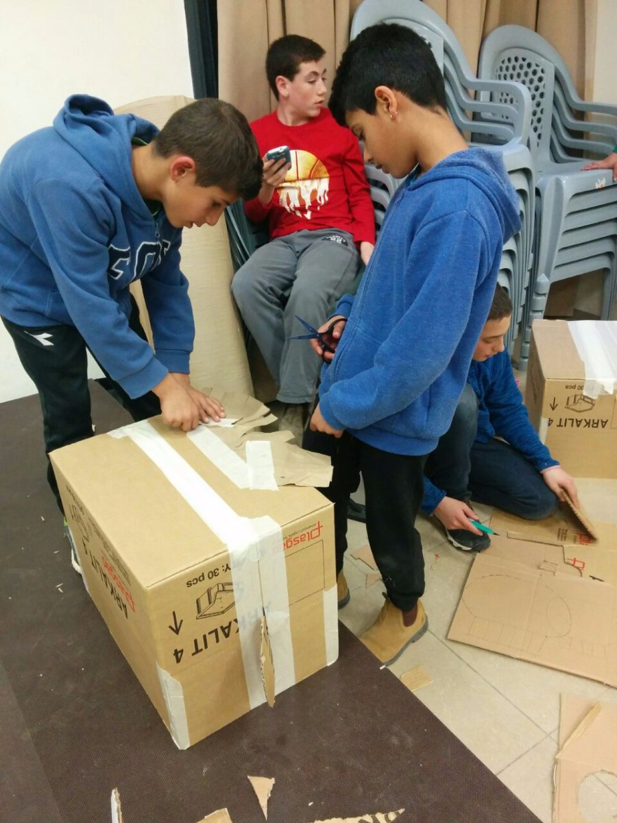 סדנא להכנת בובות קרטון בהנחיית אורלי וייסבורד