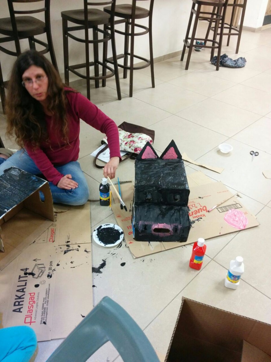 סדנא להכנת בובות קרטון בהנחיית אורלי וייסבורד