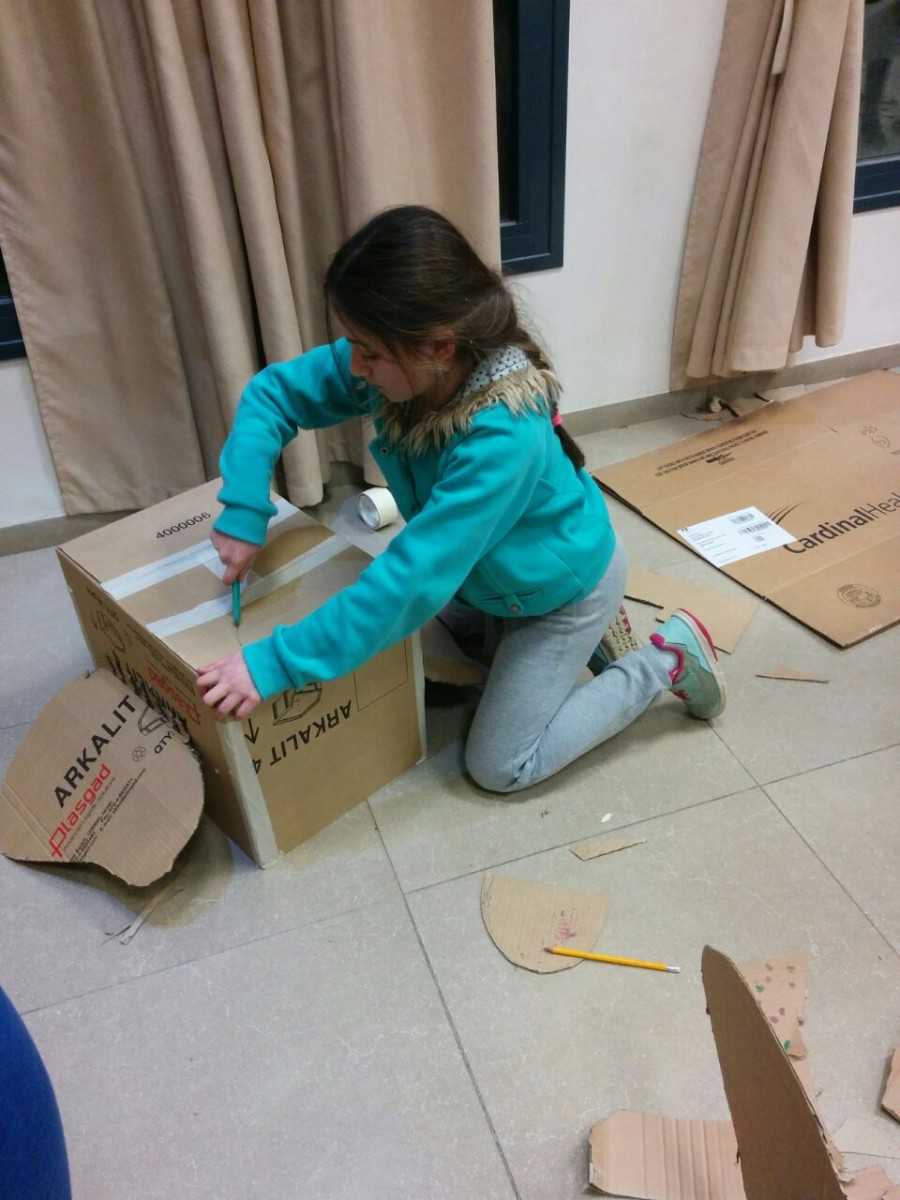 סדנא להכנת בובות קרטון בהנחיית אורלי וייסבורד