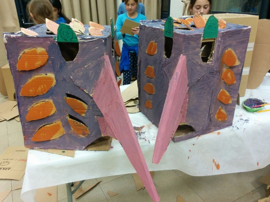 סדנא להכנת בובות קרטון בהנחיית אורלי וייסבורד