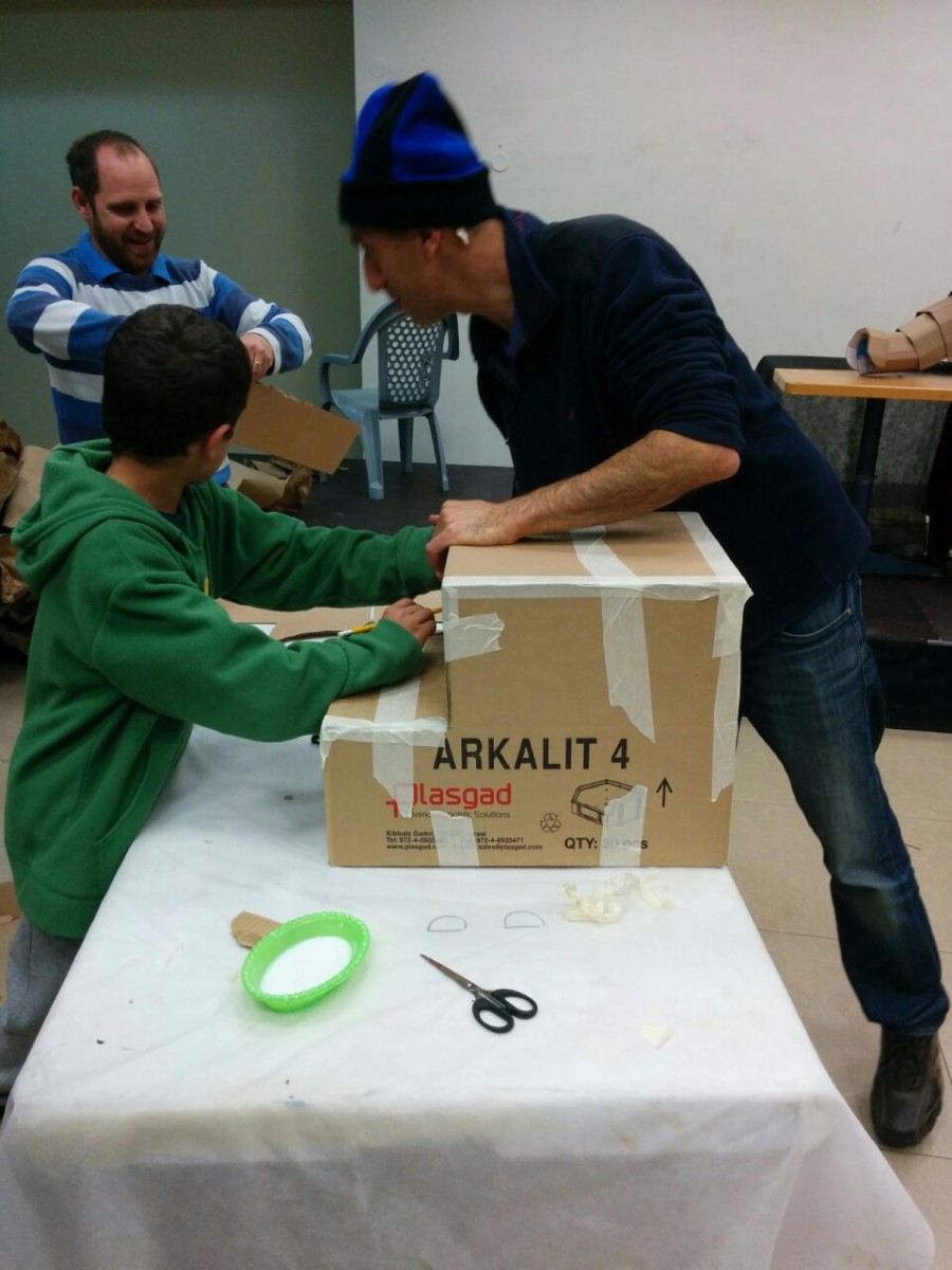 סדנא להכנת בובות קרטון בהנחיית אורלי וייסבורד