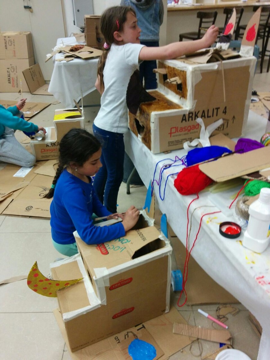 סדנא להכנת בובות קרטון בהנחיית אורלי וייסבורד