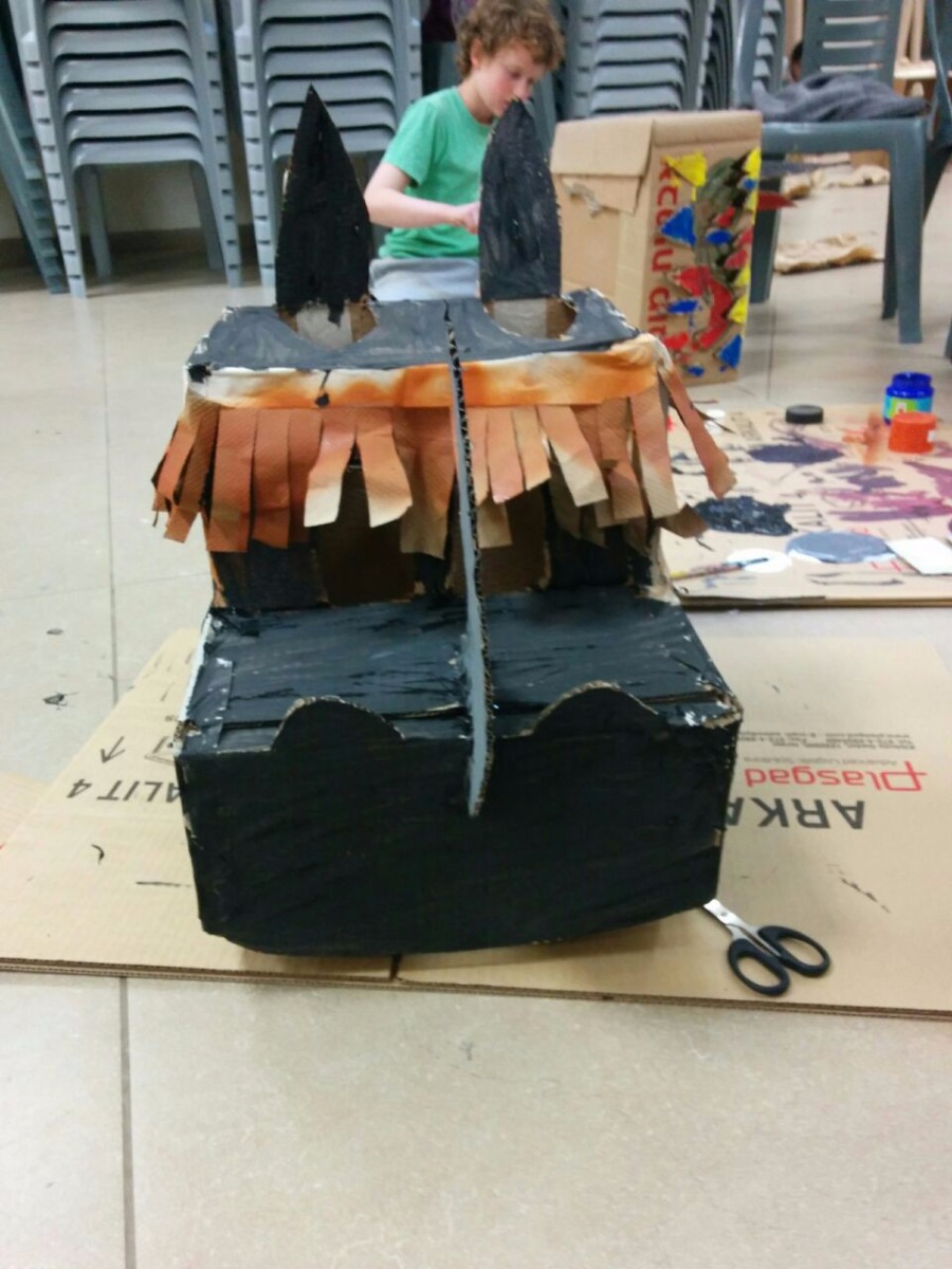 סדנא להכנת בובות קרטון בהנחיית אורלי וייסבורד