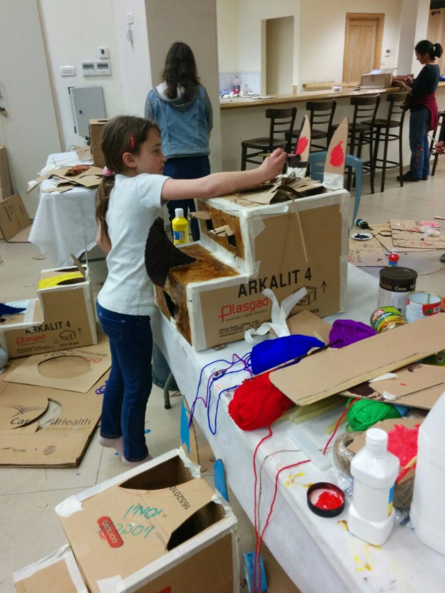 סדנא להכנת בובות קרטון בהנחיית אורלי וייסבורד