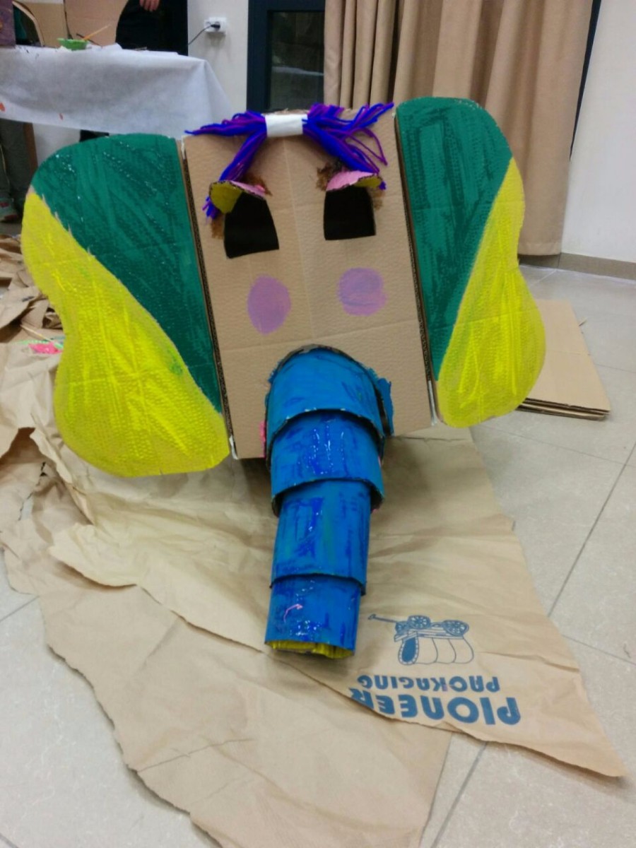 סדנא להכנת בובות קרטון בהנחיית אורלי וייסבורד