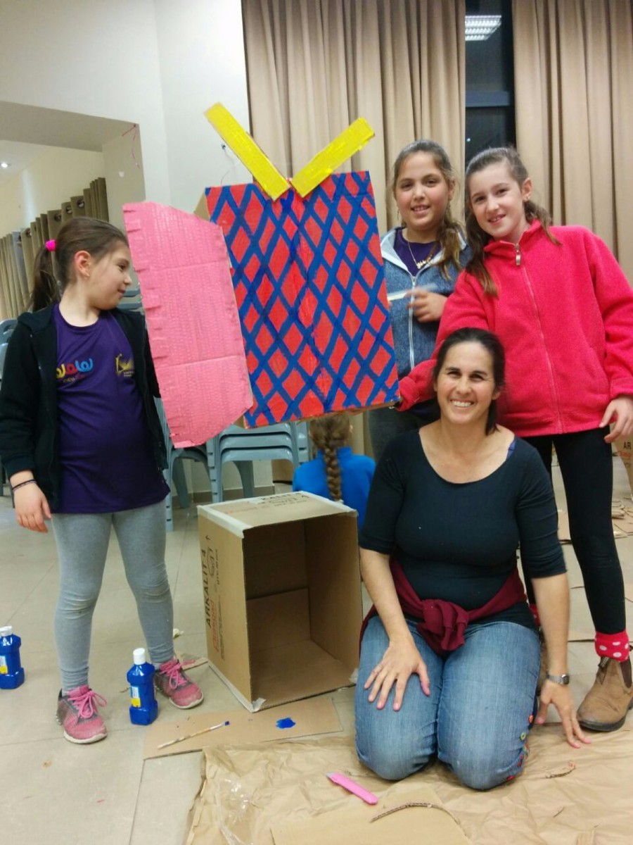 סדנא להכנת בובות קרטון בהנחיית אורלי וייסבורד