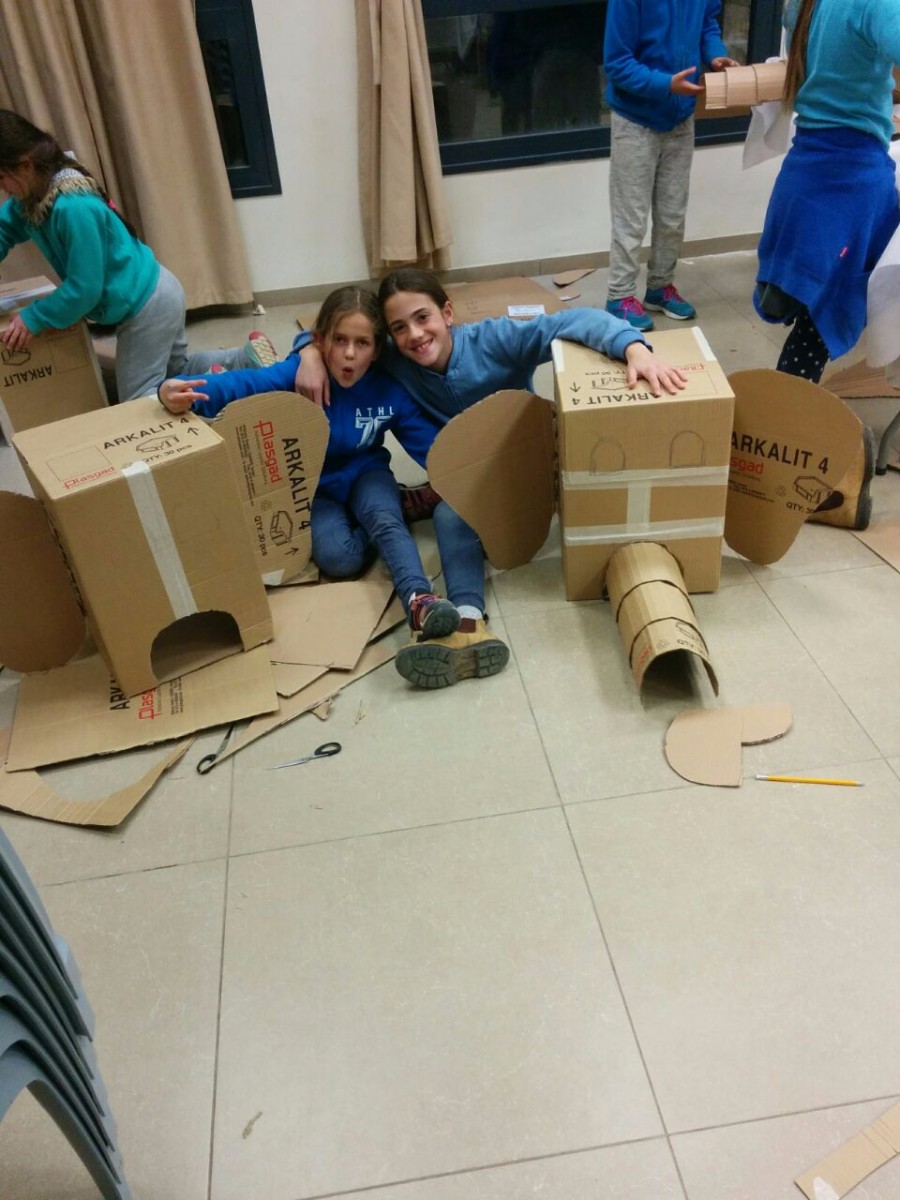 סדנא להכנת בובות קרטון בהנחיית אורלי וייסבורד