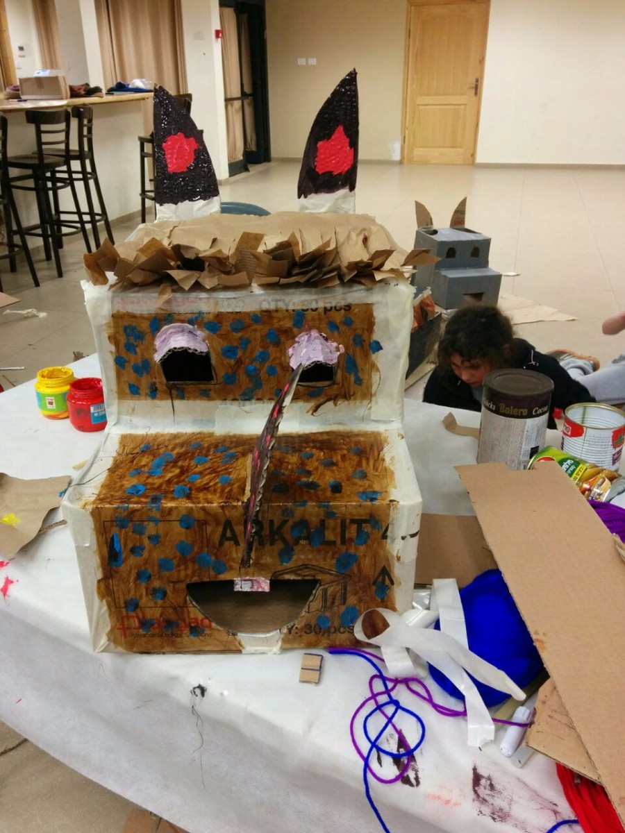 סדנא להכנת בובות קרטון בהנחיית אורלי וייסבורד