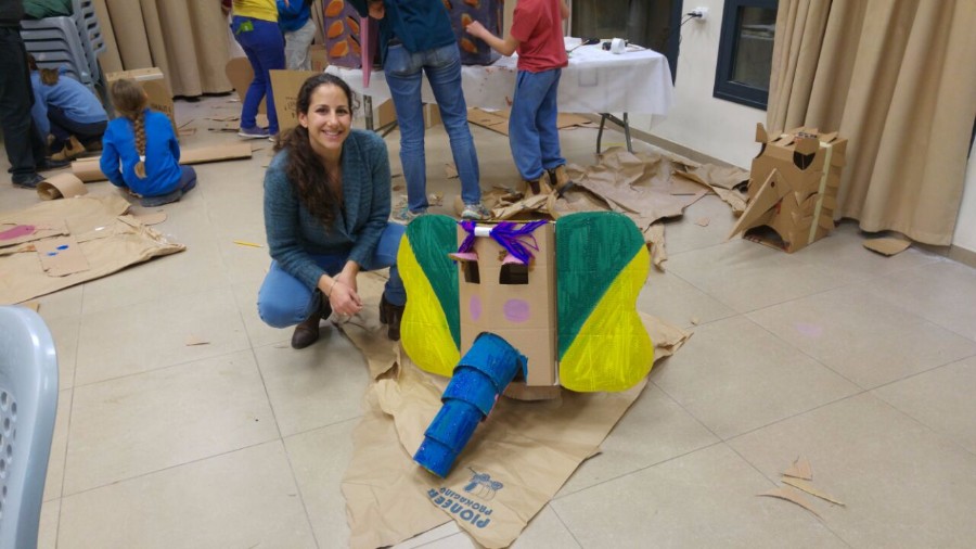 סדנא להכנת בובות קרטון בהנחיית אורלי וייסבורד