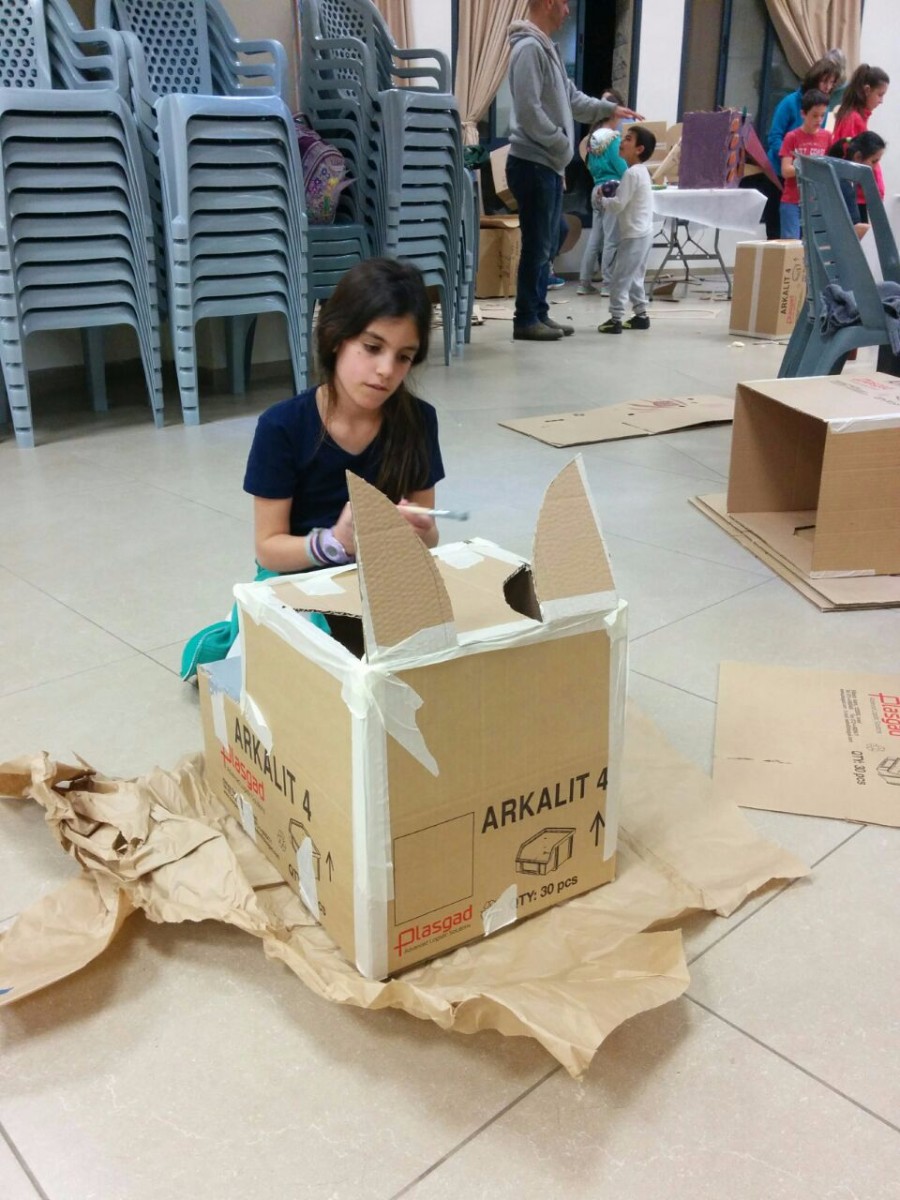 סדנא להכנת בובות קרטון בהנחיית אורלי וייסבורד