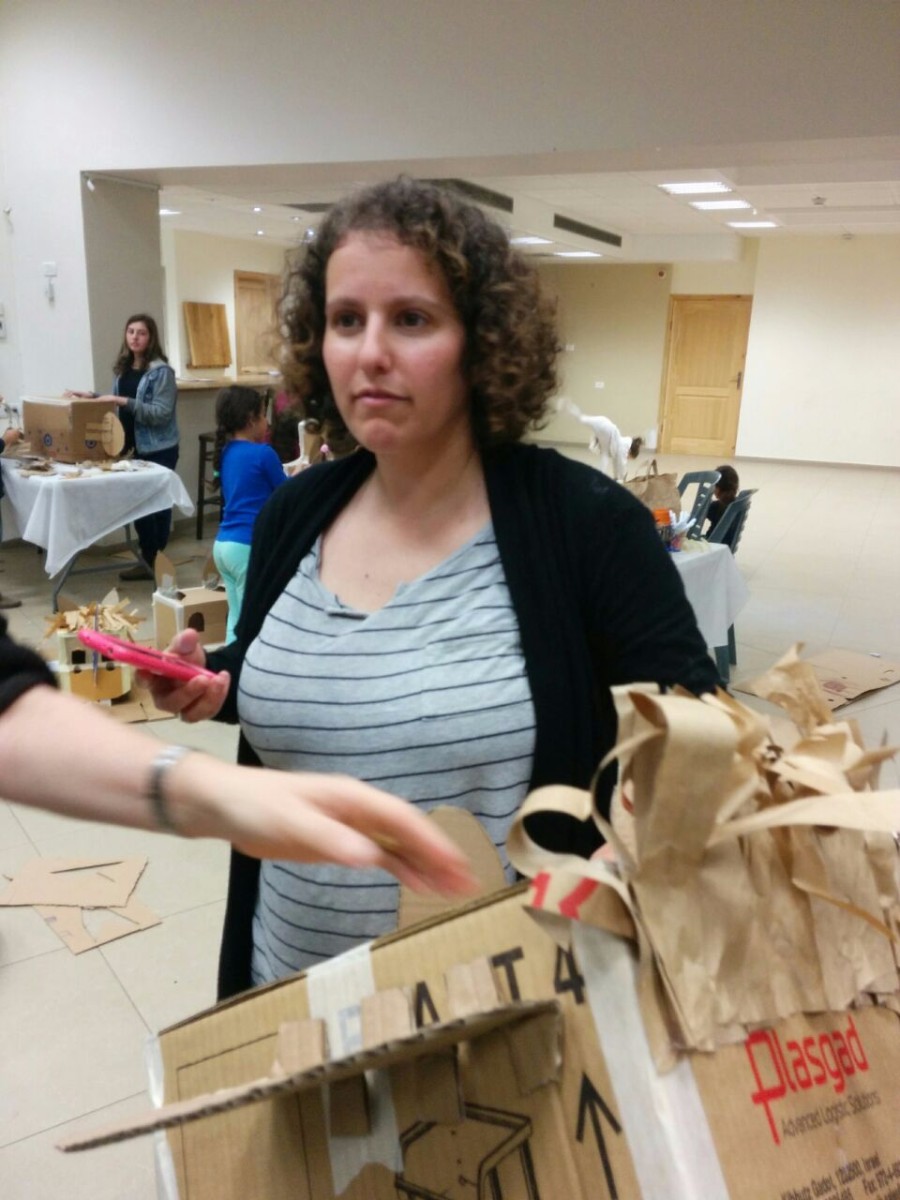 סדנא להכנת בובות קרטון בהנחיית אורלי וייסבורד
