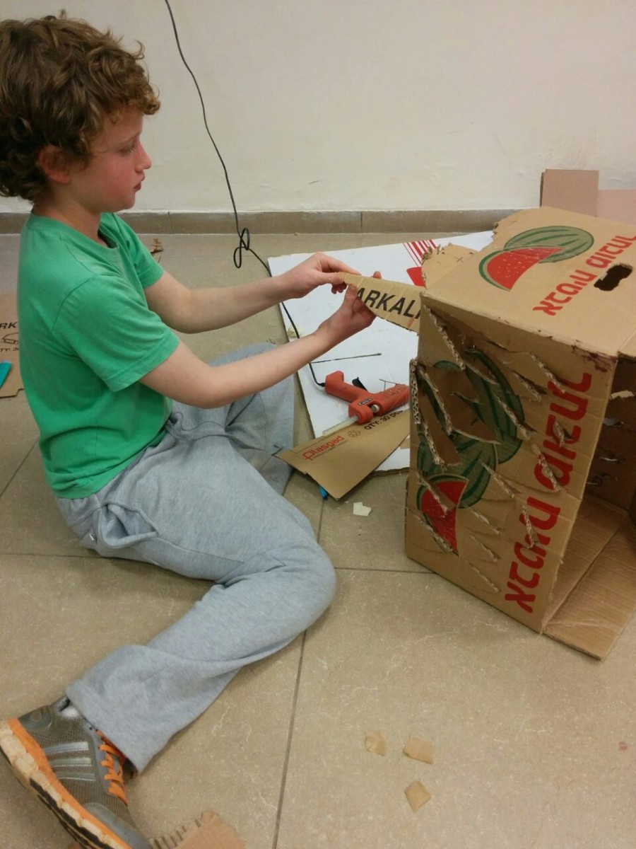 סדנא להכנת בובות קרטון בהנחיית אורלי וייסבורד