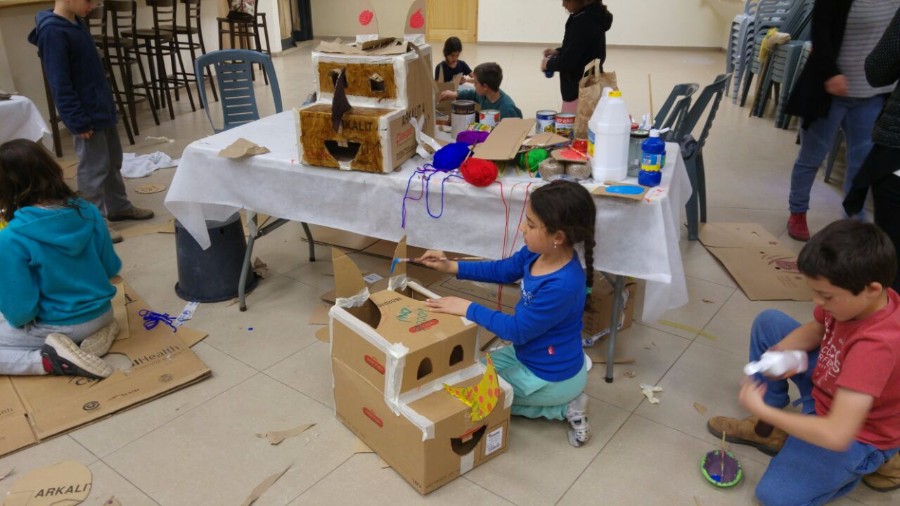 סדנא להכנת בובות קרטון בהנחיית אורלי וייסבורד