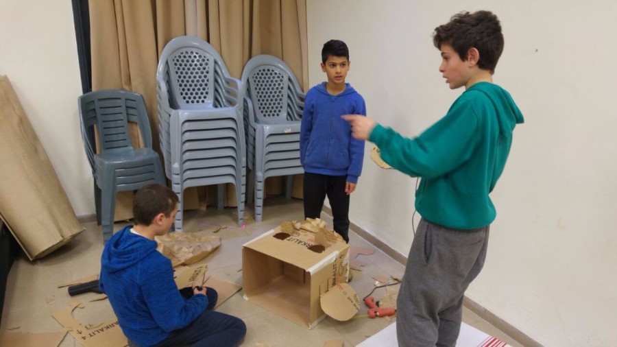 סדנא להכנת בובות קרטון בהנחיית אורלי וייסבורד