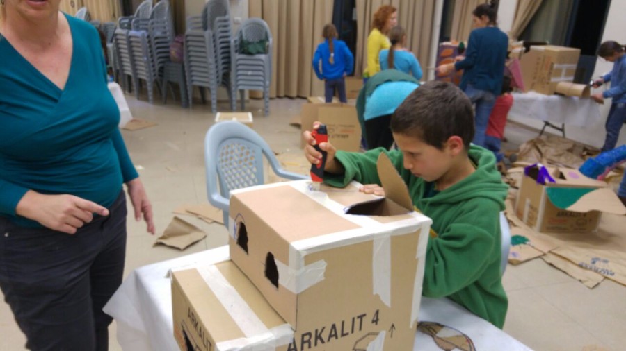 סדנא להכנת בובות קרטון בהנחיית אורלי וייסבורד