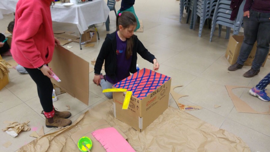 סדנא להכנת בובות קרטון בהנחיית אורלי וייסבורד