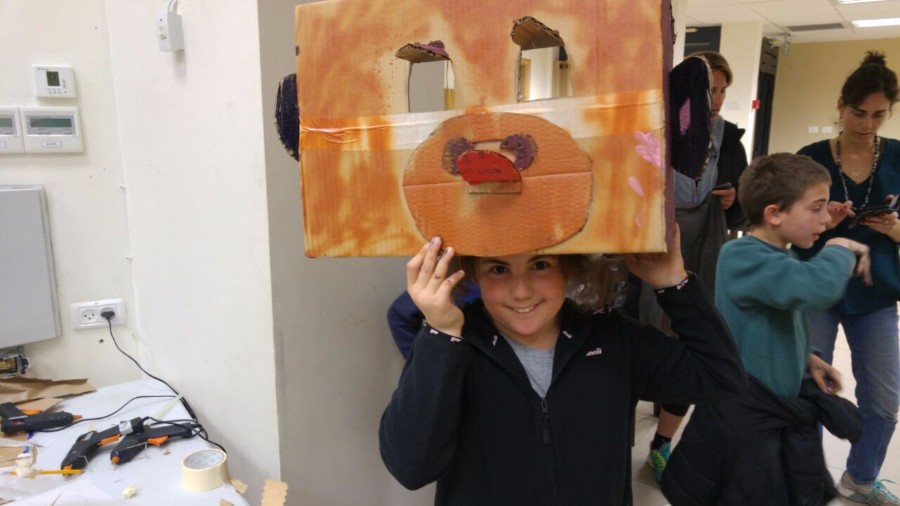 סדנא להכנת בובות קרטון בהנחיית אורלי וייסבורד