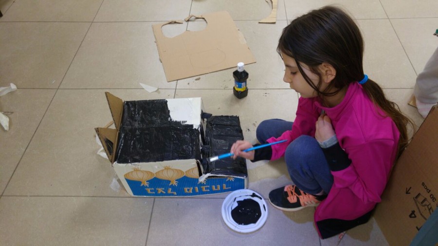 סדנא להכנת בובות קרטון בהנחיית אורלי וייסבורד