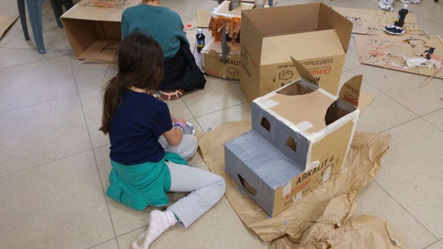 סדנא להכנת בובות קרטון בהנחיית אורלי וייסבורד