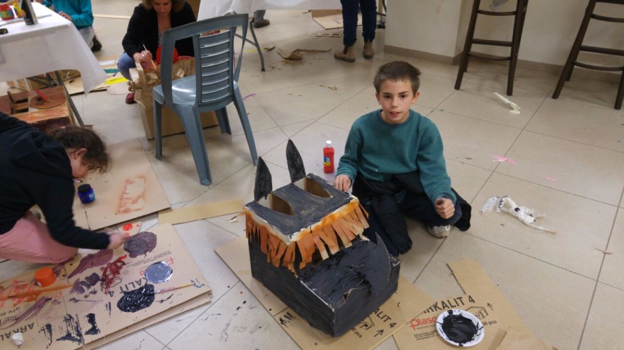 סדנא להכנת בובות קרטון בהנחיית אורלי וייסבורד