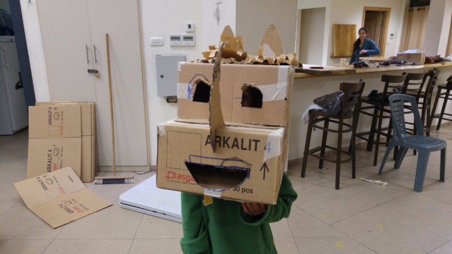 סדנא להכנת בובות קרטון בהנחיית אורלי וייסבורד