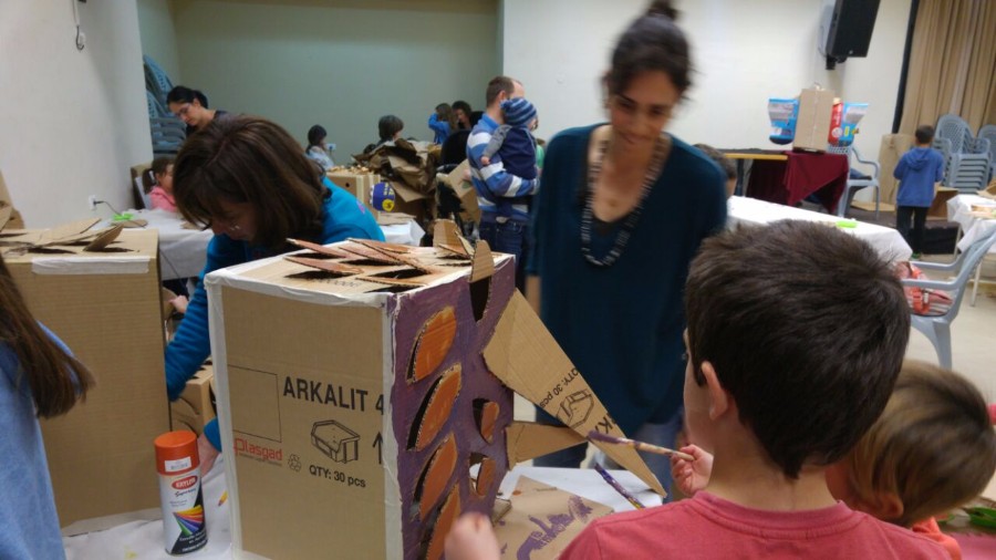 סדנא להכנת בובות קרטון בהנחיית אורלי וייסבורד