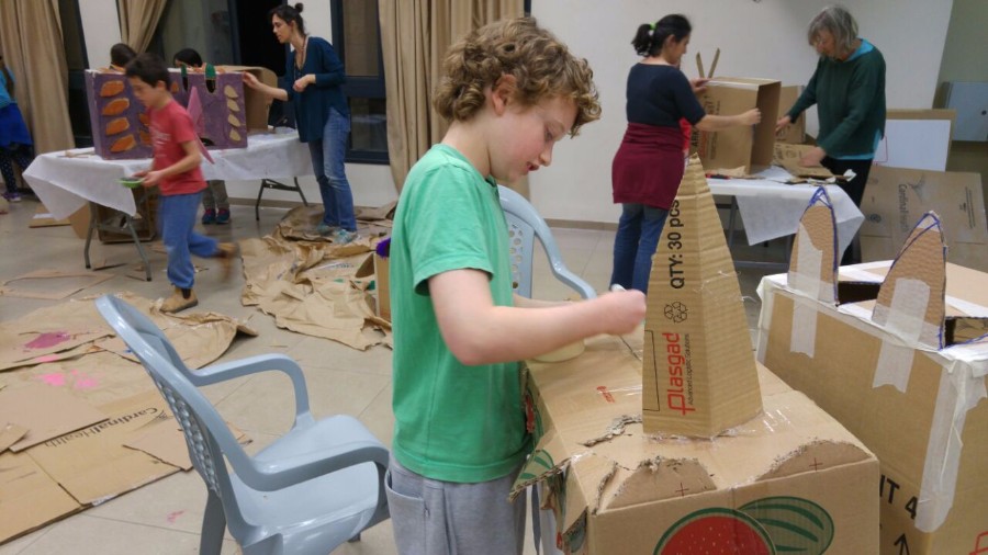 סדנא להכנת בובות קרטון בהנחיית אורלי וייסבורד