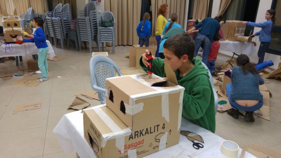 סדנא להכנת בובות קרטון בהנחיית אורלי וייסבורד