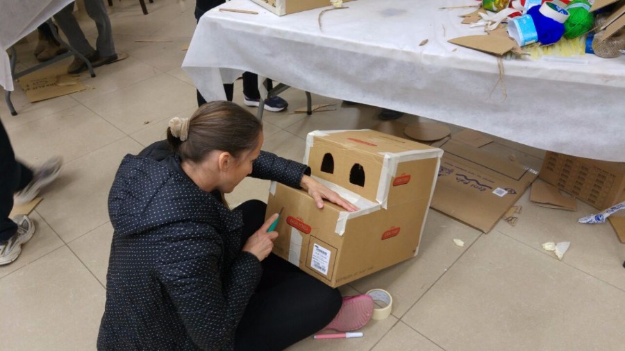 סדנא להכנת בובות קרטון בהנחיית אורלי וייסבורד