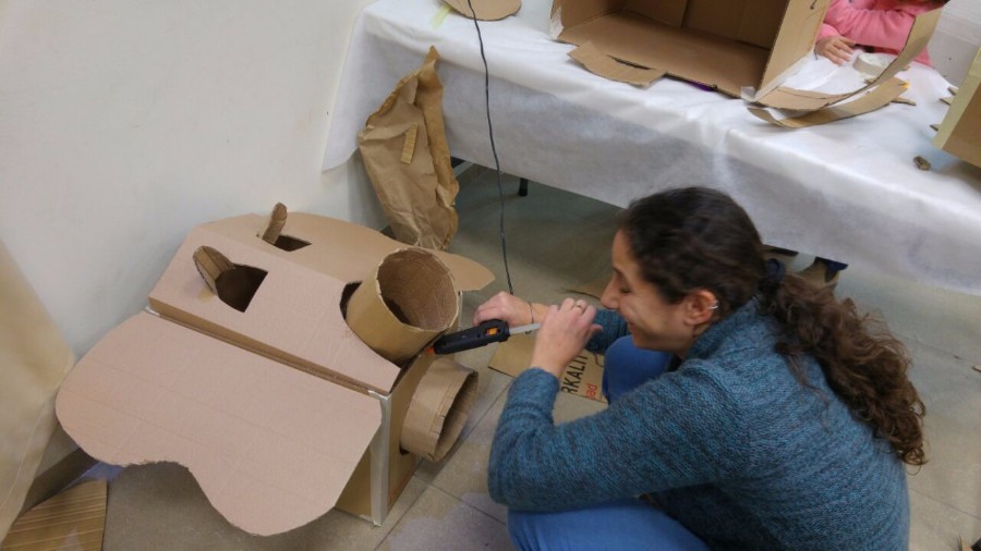 סדנא להכנת בובות קרטון בהנחיית אורלי וייסבורד