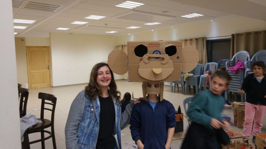 סדנא להכנת בובות קרטון בהנחיית אורלי וייסבורד