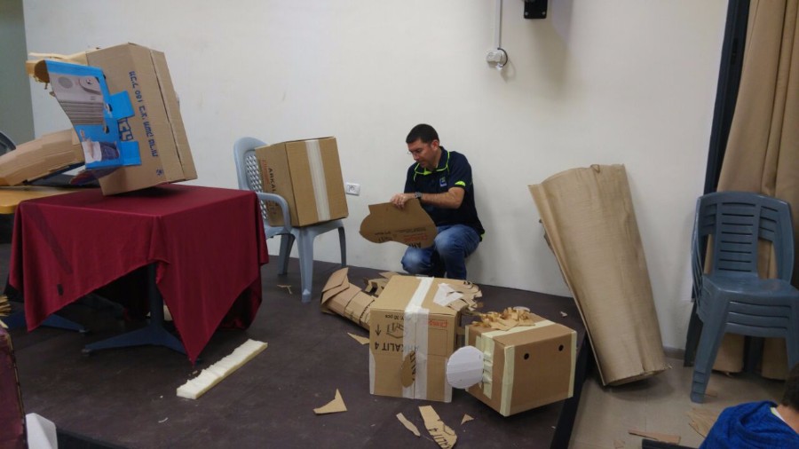 סדנא להכנת בובות קרטון בהנחיית אורלי וייסבורד